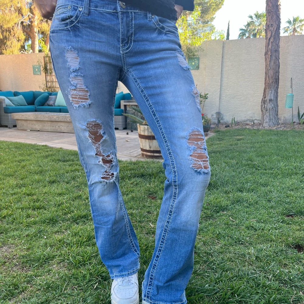 Ariya Cute Distressed Jeans